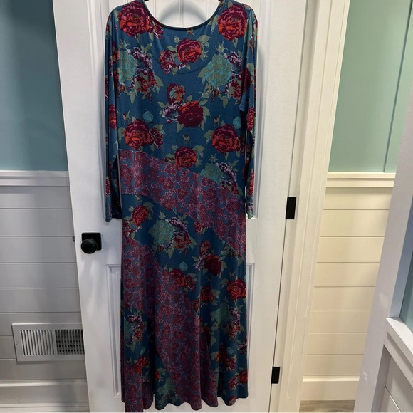 Soft Surroundings Beautiful Blue Floral Design Ismerelda Dress. Size Large. - Picture 5 of 12